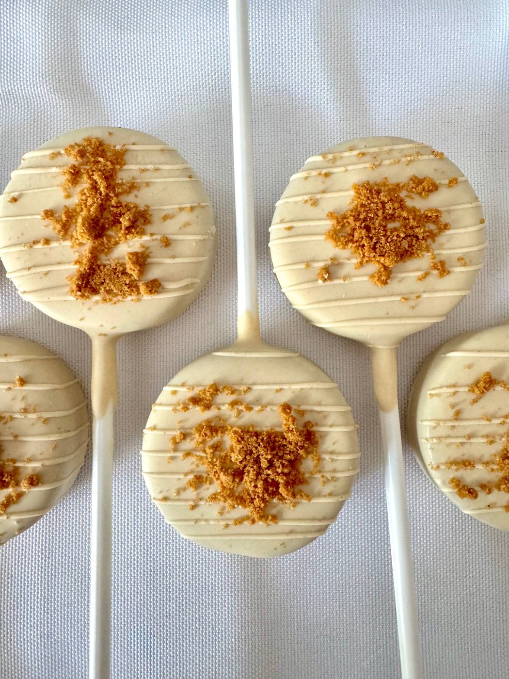 Biscoff cake pops with a brown sugar crumb topping, laid flat